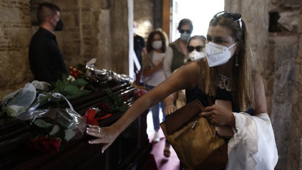 Πλήθος κόσμου με κόκκινα και λευκά λουλούδια στην Μητρόπολη Αθηνών για το τελευταίο αντίο στον Μίκη Θεοδωράκη
