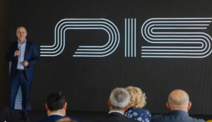 DIS: Αλλάζει εποχή με νέα ταυτότητα για την AI-first πραγματικότητα