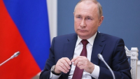 Ο Πούτιν απελεί τη Δύση ότι θα &quot;μειώσει την παραγωγή&quot; του ρωσικού πετρελαίου