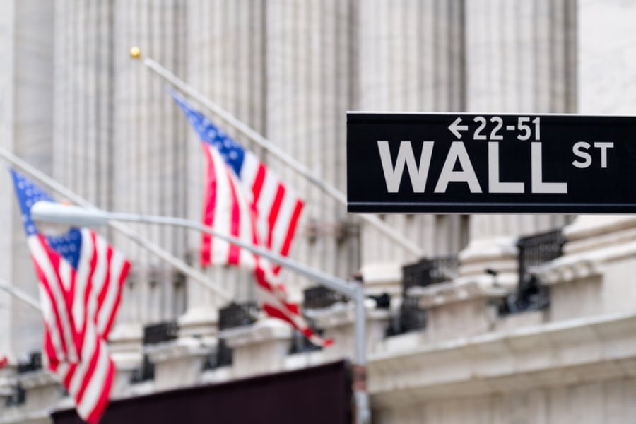Πτώση σημειώνουν οι δείκτες στη Wall Street