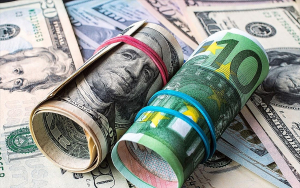 Υψηλότερα κινείται το ευρώ μετά τις δηλώσεις Λαγκάρντ