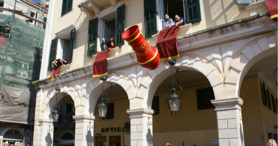 Πάσχα: Ήθη και έθιμα απ' όλη την Ελλάδα
