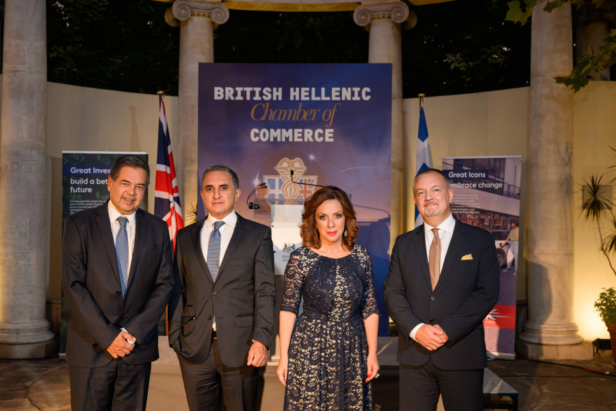 Από αριστερά προς τα δεξιά: Σωτήρης Λεοντάρης, Επικεφαλής Εμπορικού Τμήματος, Βρετανική Πρεσβεία στην Αθήνα - Κέννυ Ευαγγέλου, Βρετανός Πρόεδρος του Ελληνοβρετανικού Επιμελητηρίου - Άννα Καλλιάνη, Ελληνίδα Πρόεδρος του Ελληνοβρετανικού Επιμελητηρίου και ο Βρετανός Πρέσβης στην Ελλάδα, Matthew Lodge