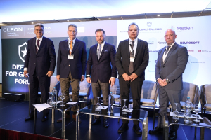 Από αριστερά προς τα δεξιά: Ο κ. Τάσος Ιωσηφίδης, Εταίρος ΕΥ Ελλάδος και Επικεφαλής της EY-Parthenon στην Ελλάδα, κ. Άγγελος Συρίγος, καθηγητής Διεθνούς Δικαίου κι Εξωτερικής Πολιτικής στο Πάντειο Πανεπιστήμιο και βουλευτής της Νέας Δημοκρατίας, , κ. Πάνος Ξενοκώστας, Πρόεδρος της Ένωσης Ελληνικών Ναυπηγείων (ΕΕΝ), o κ. Νίκος Παπάτσας, αντιπρόεδρος της Ένωσης Ελληνικών Εταιρειών Αεροδιαστημικής, Ασφάλειας &amp; Άμυνας (ΕΕΛΕΑΑ) και και ο Χρήστος Μαζανίτης, δημοσιογράφος - διπλωματικός και στρατιωτικός συντάκτης