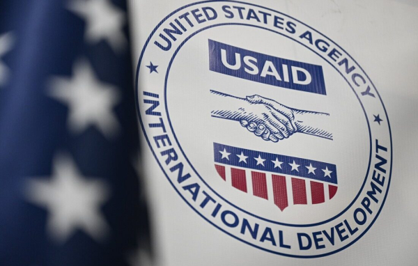 ΗΠΑ: Η USAID απολύει ή θέτει σε διοικητική αργία σχεδόν όλους τους εργαζομένους της