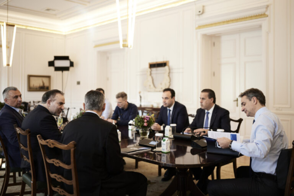 Παρουσιάστηκε μελέτη για την τεχνητή νοημοσύνη στο Μέγαρο Μαξίμου σε σύσκεψη ύπο τον Πρωθυπουργό