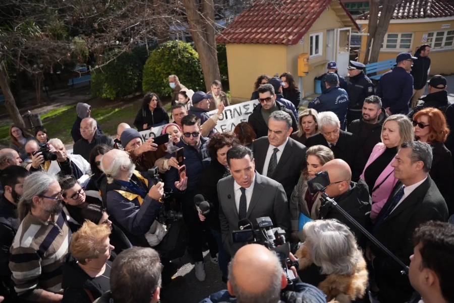 Επίσκεψη Γεωργιάδη στο «Βοστάνειο» της Μυτιλήνης - Συνθήματα από γιατρούς και νοσηλευτές