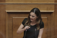 Αχτσιόγλου: Η κυβέρνηση επιμένει σε λογική επιδοτήσεων που "ταΐζουν" τον μηχανισμό αισχροκέρδειας