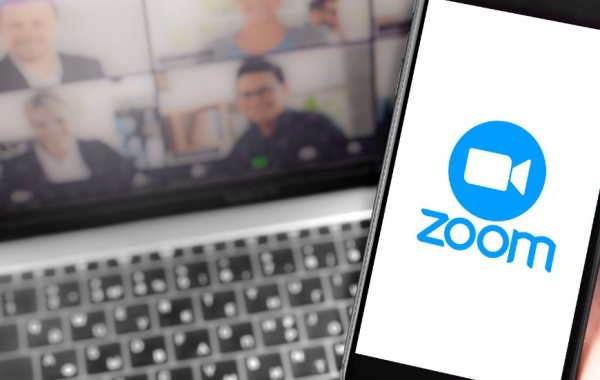 Zoom: Κέρδη πάνω από τις εκτιμήσεις, υποβάθμισε τις προβλέψεις της