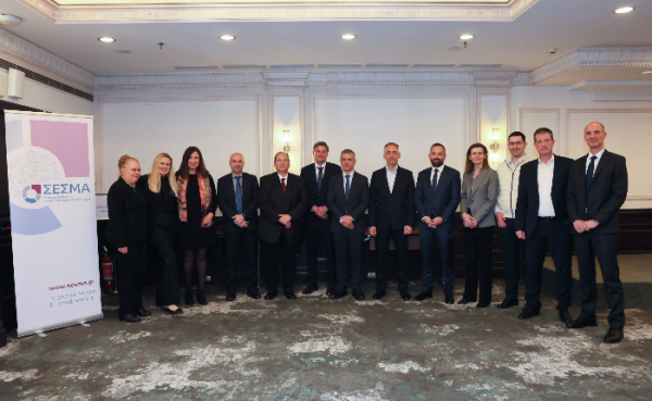 Από αριστερά: Σοφία Πετούση, Αναστασία Κουμπουρέλου, Κλεάνθη Χριστίδου, Γιώργος Μπαλιούσης, Βασίλης Νταουσάνης, Αλέξανδρος Καλόμοιρος, Φώτης Μπενέκος, Λεωνίδας Παπαϊωάννου, Αλέξανδρος Θεοδωράκος, Αναστασία Ζαχαράκη, Παναγιώτης Ανδριανόπουλος, Γιώργος Τζιάλλας, Κωνσταντίνος Δήμος