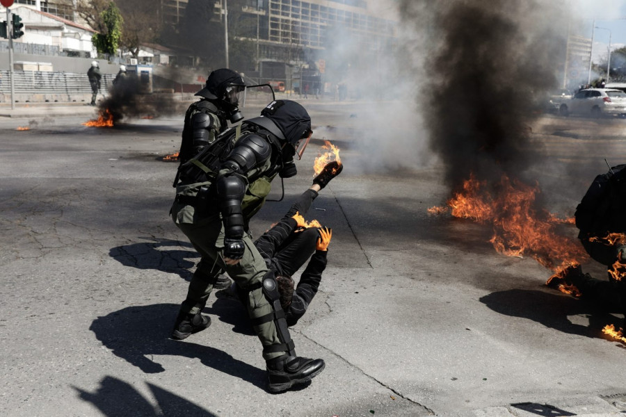 Αστυνομικοί των ΜΑΤ έσβησαν φωτιά στο πόδι συλληφθέντα διαδηλωτή