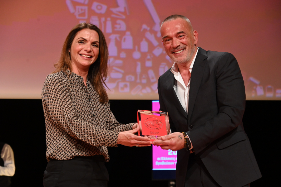 Ο κ. Γιώργος Λωσταράκος, Sales Director ΜΠΑΡΜΠΑ ΣΤΑΘΗΣ, παραλαμβάνει το βραβείο από την κα Ελένη Γιαννακούλη, Director, Business Development &amp; Analytics IRI HELLAS.