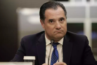 Ποιά έκπληξη με άρωμα... Pyramis περίμενε τον Άδωνι Γεωργιάδη έξω από συνέδριο