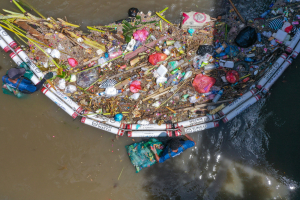 Εταιρεία στην Ινδονησία μετατρέπει πλαστικά απόβλητα σε έπιπλα