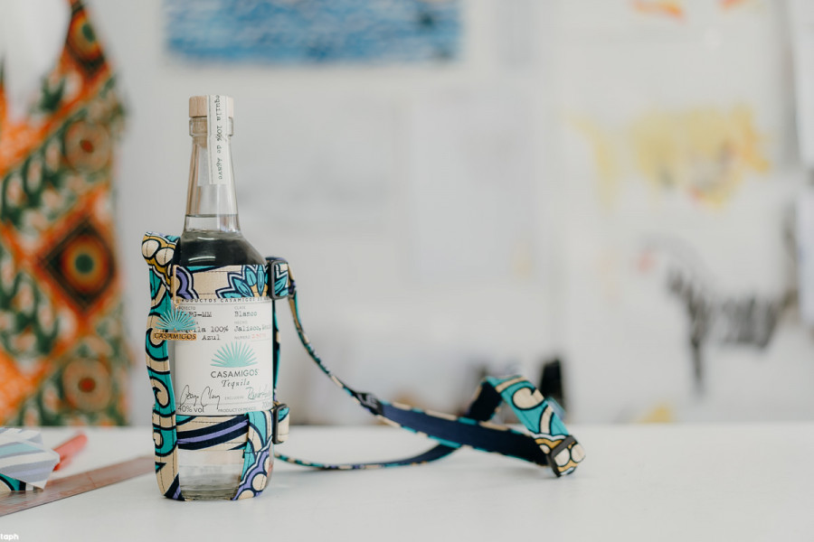 H Casamigos Tequila αποκτά το δικό της συλλεκτικό Kimalé bottle holder