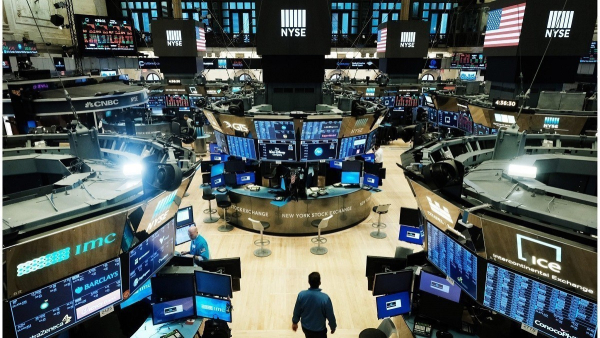 ΗΠΑ: Στο κόκκινο η Wall Street και τα ευρωπαϊκά Χρηματιστήρια λόγω της μείωσης του αμερικανικού ΑΕΠ