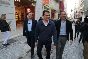 Κ. Σκρέκας: Βόλτα με τον Σταύρο Καφούνη στην αγορά της Αθήνας