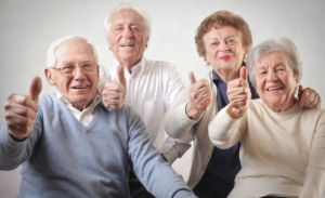 Ζευγάρια ηλικιωμένων, χέρι χέρι στο Noesis, μαθαίνουν το gov.gr