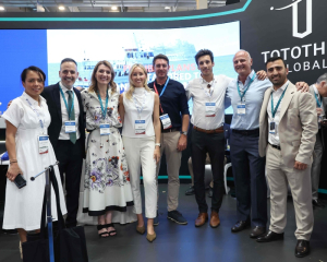 Από αριστερά προς τα δεξιά: Celeste Endrino-Cowley, Account Director, Maritime – Eutelsat, Socrates Theodosiou, Co-Ceo - Tototheo Global, Despina Panayiotou Theodosiou, Co-Ceo - Tototheo Global, Alexandra Kenworthy Senior Director, Maritime – Eutelsat, Stephen Conley Senior Director, Commercial Management Maritime – Eutelsat, Antoine Bardiaux, Sales Engineer, Maritime – Eutelsat, Vlassis Papapanagis CCO - Tototheo Global και Marios Makris (Head of Sales - Tototheo Global)
