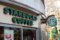 Starbucks: Παραμένει CEO ο Howard Schultz μέχρι να βρεθεί αντικαταστάτης
