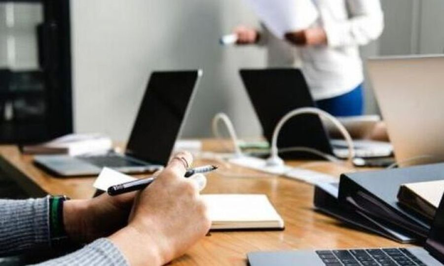 IWG: Διαφορά απόψεων μεταξύ ανώτερης διοίκησης και εργαζομένων, για την υβριδική εργασία