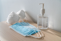 Παραμένει στο 6% ο ΦΠΑ σε μάσκες και αντισηπτικά