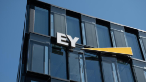 ΕΥ: Η κλονισμένη εμπιστοσύνη των καταναλωτών μπορεί να επιβραδύνει την ενεργειακή μετάβαση παγκοσμίως