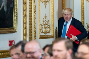 Βρετανία: Δεν παραιτείται ο Τζόνσον και ετοιμάζεται να ανακοινώσει φοροαπαλλαγές