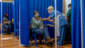 Times: 3η δόση εμβολίου το φθινόπωρο σε όλα τα άτομα ηλικίας άνω των 50 ετών στη Βρετανία