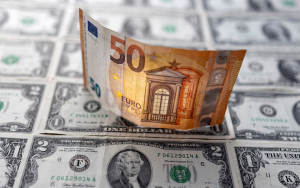 Το ευρώ ενισχύεται 0,06%, στα 1,0693 δολάρια