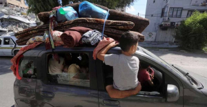 Με υπερφορτωμένα αυτοκίνητα, φορτηγά και κάρα φεύγουν οι Παλαιστίνιοι προς τη νότια Γάζα (vid)