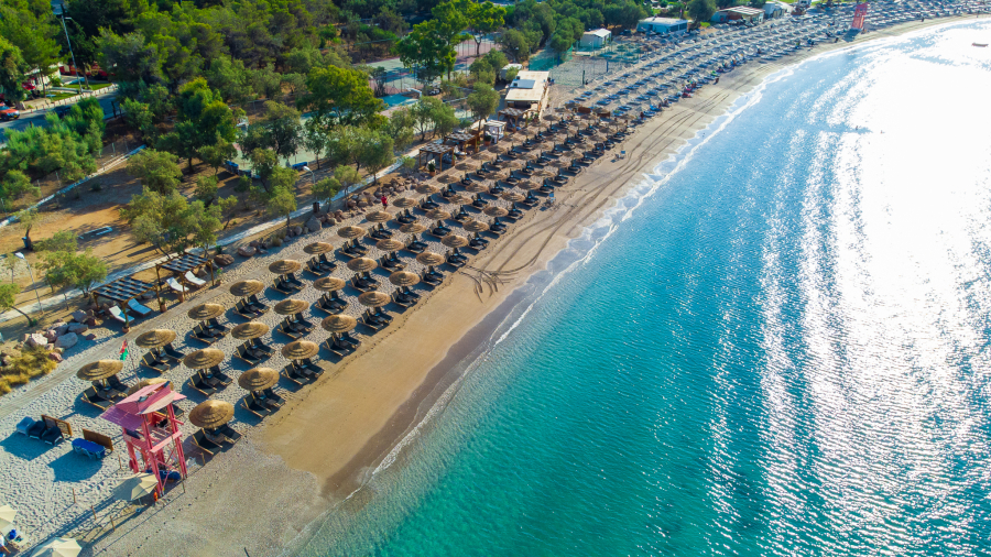 «Ακτή Βουλιαγμένης»: Επενδυτικό ενδιαφέρον για τη μακροχρόνια μίσθωση της οργανωμένης παραλίας