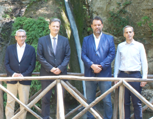 Από αριστερά προς τα δεξιά Γιώργος Χατζημάρκος, Περιφερειάρχης Νοτίου Αιγαίου, Θόδωρος Σκυλακάκης, Υπουργός Περιβάλλοντος και Ενέργειας, Αλέξανδρος Κολιάδης, Δήμαρχος Ρόδου, Παναγιώτης Γεωργιόπουλος, Διευθύνων Σύμβουλος Nova, στην Κοιλάδα των Πεταλούδων, Ρόδος