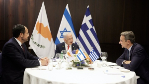 Ο πρωθυπουργός με τον Κύπριο πρόεδρο Νίκο Χριστοδουλιδη και τον ισραηλινό ομόλογό του Μπ. Νετανιάχου