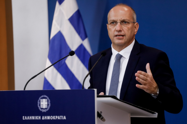 Γιάννης Οικονόμου: Άφησε ανοικτό το ενδεχόμενο να καταργηθούν οι μάσκες στους εξωτερικούς χώρους