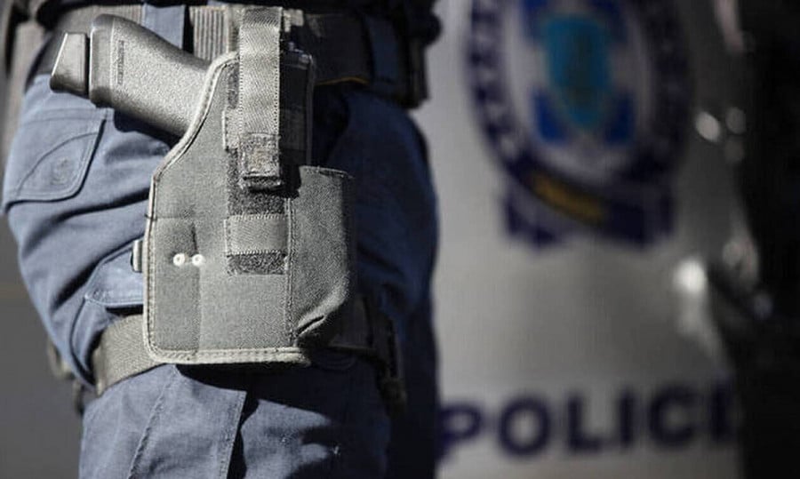 Εκπυρσοκρότησε όπλο αστυνομικού - Η βολίδα καρφώθηκε σε φοριαμό