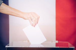 Γαλλία - εκλογές: Για &quot;μια χούφτα ψήφους&quot; προηγείται η παράταξη του Μακρόν