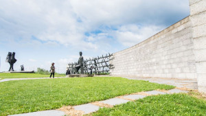 Αυστρία: Τιμάται η μνήμη των 3.700 Ελλήνων θυμάτων στο πρώην γερμανοναζιστικό στρατόπεδο συγκέντρωσης στο Μαουτχάουζεν