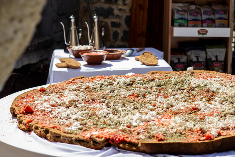 ΚΡΗΤΩΝ ΑΡΤΟΣ: Ζυμώνει και ψήνει τον μεγαλύτερο ντάκο Κριθαροκουλούρα