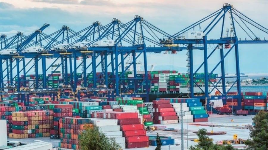 Η κακοκαιρία «EVA» έπληξε το εμπορικό λιμάνι του Πειραιά