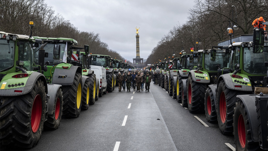 Οι κινητοποιήσεις των αγροτών πιέζουν τις Βρυξέλες