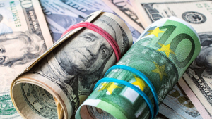 Το ευρώ υποχωρεί 0,17%, στα 1,1725 δολάρια