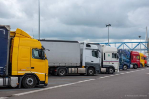 ΕΕ: Αυστηρότεροι στόχοι για τη μείωση του διοξειδίου του άνθρακα από φορτηγά και λεωφορεία