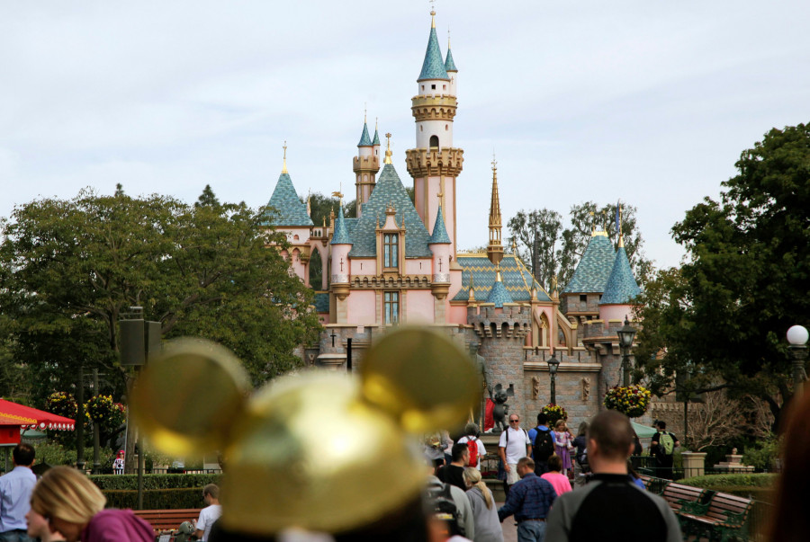 Σε mega εμβολιαστικό κέντρο μετατρέπεται η Disneyland στο Παρίσι