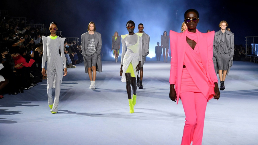 Οι ζωντανές επιδείξεις μόδας επιστρέφουν στο Παρίσι