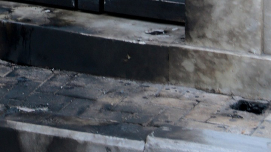 Επίθεση με γκαζάκια στο σπίτι του δημοσιογράφου Δ. Καμπουράκη και του συνδικαλιστή της αστυνομίας Β. Ντούμα