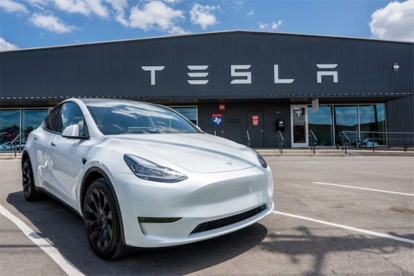 Tesla: Μεγάλο το κόστος των πολιτικών δηλώσεων του Ίλον Μασκ