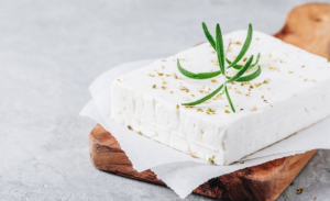 Στην επιτροπή παραβάσεων η εταιρία που πουλούσε λευκό τυρί ως «φέτα Π.Ο.Π.»
