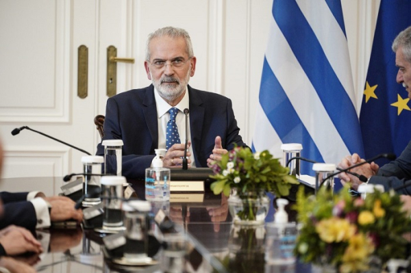 Σαρμάς σε υπουργούς: Μην αναλάβετε πρωτοβουλίες πριν ενημερώσετε