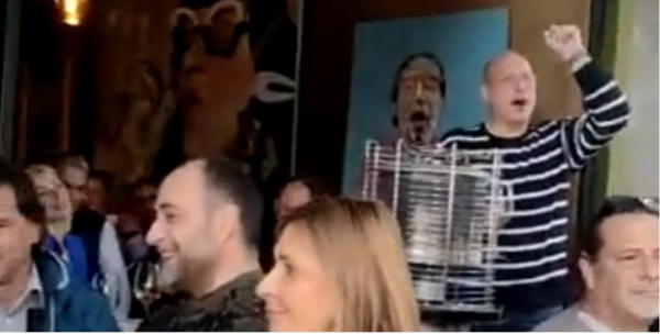 Ο Οικονόμου πολιτικός «χούλιγκαν»: Τραγουδούσε το γνωστό (παλιό) υβριστικό σύνθημα κατά του ΠΑΣΟΚ